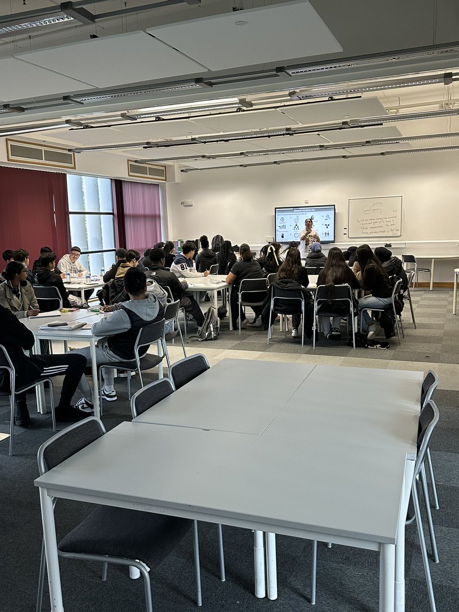 Year 11 revising in preparation for their Literature mock next week! Well done Year 11! 🤩