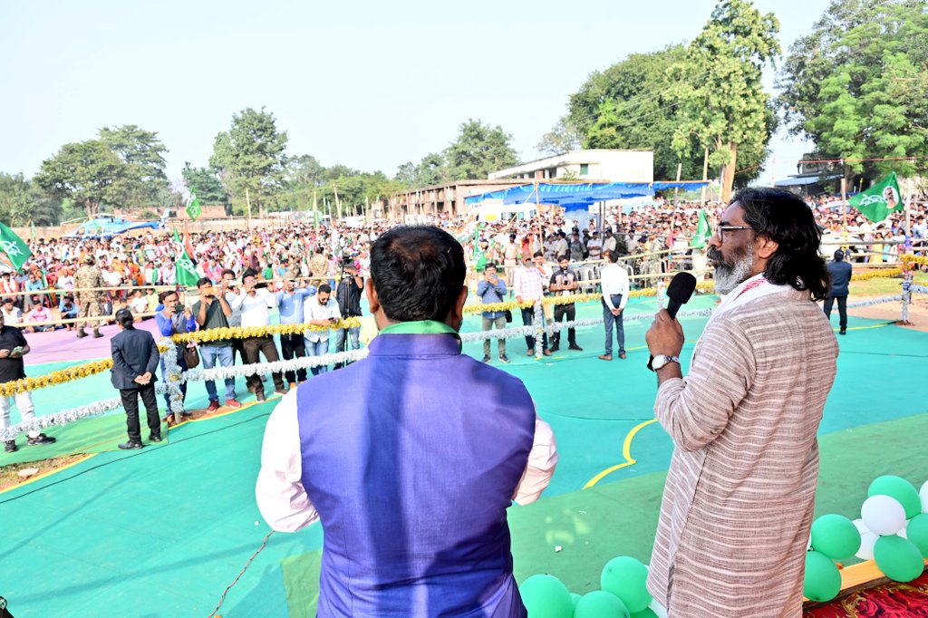 एक अकेले हेमन्त सोरेन को रोकने के लिए विपक्ष के कई लोग हेलीकॉप्टर से राज्य में घूम रहे हैं।
साजिश कर भाजपा ने कई बार आपकी झारखण्डी सरकार को अस्थिर करने की कोशिश की, मुझे साजिश के तहत जेल तक भेज दिया, लेकिन हर बार यह लोग विफल हुए। 
झारखण्ड की जनता ने हर बार हमारी ताकत बनकर भाजपा