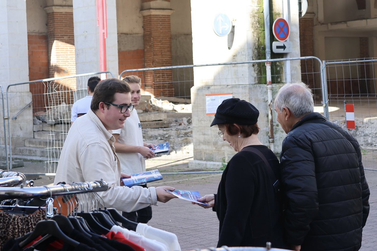 Hier matin c’était tractage sur le marché de Saint-Livrade-sur-Lot à j-8 du meeting de <a href="/J_Bardella/">Jordan Bardella</a> . Le 10 novembre tous à tonneins🇫🇷