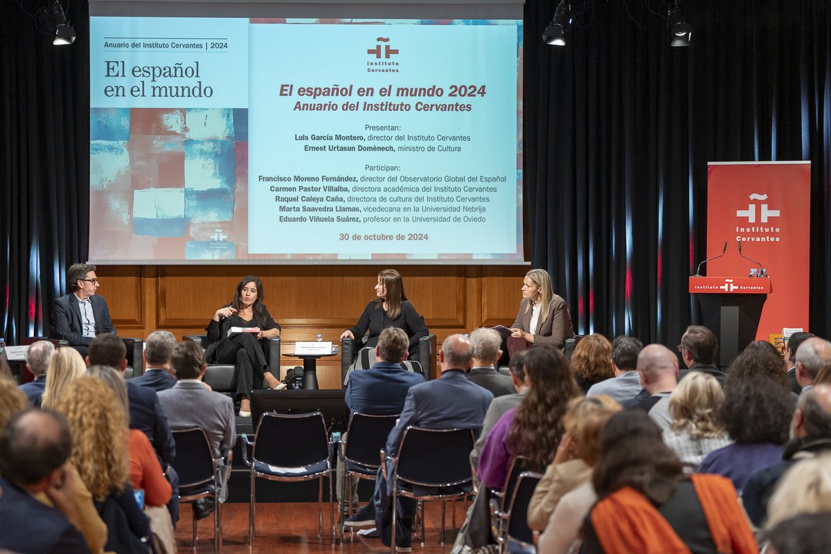 InstCervantes's tweet photo. ▶️Presentación #AnuarioIC2024:
https://t.co/46YAAdrtMa
#GarcíaMontero y @FMORENOFDEZ, dir. del Instituto y el #ObservatorioGlobaldelEspañol; #CarmenPastor y #RaquelCaleya, nuestras directoras de Académica y Cultura; y #EduardoViñuela y #MartaSaavedra (@uniovi_info y @FcaNebrija). https://t.co/KfzXTQn3Ic