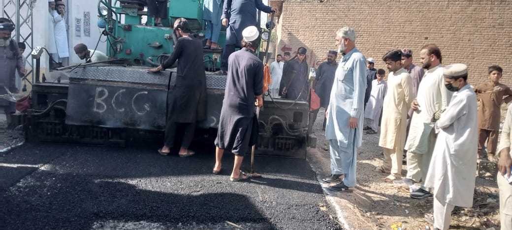 YarMKNiazi's tweet photo. کوہاٹ: توغ پایاں میں سڑک کی تعمیر پر کام جاری ہے، اس سڑک کی تعمیر سے شہری آبادی کا بڑا حصہ مستفید ہو گا. سڑک کی تعمیر کا کام جلد مکمل ہوجائے گا.
#KPRoads
#CMKP https://t.co/JRS7NlO2qp