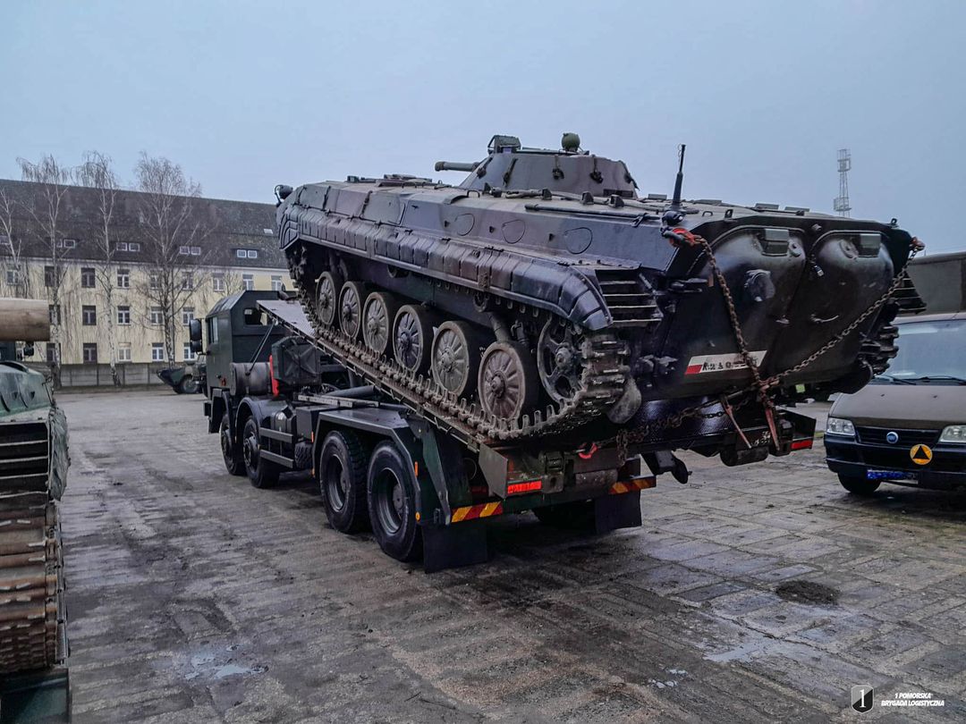 1BLogBydgoszcz's tweet image. @1BLogBydgoszcz realizuje bieżące zadania zgodnie przeznaczeniem. Codziennie pokonujemy setki kilometrów, zabezpieczając działania między innymi na rzecz wojsk operacyjnych. Tym razem wspieramy #7BOW transportując BWP-1. #logistyka