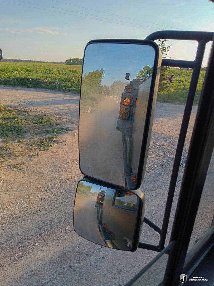 1BLogBydgoszcz's tweet image. @1BLogBydgoszcz realizuje bieżące zadania zgodnie przeznaczeniem. Codziennie pokonujemy setki kilometrów, zabezpieczając działania między innymi na rzecz wojsk operacyjnych. Tym razem wspieramy #7BOW transportując BWP-1. #logistyka