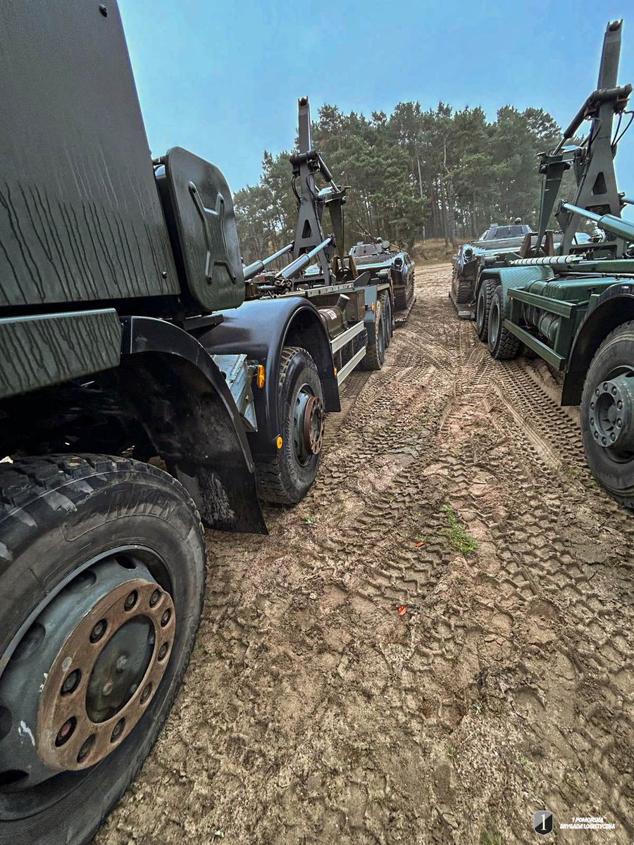 1BLogBydgoszcz's tweet image. @1BLogBydgoszcz realizuje bieżące zadania zgodnie przeznaczeniem. Codziennie pokonujemy setki kilometrów, zabezpieczając działania między innymi na rzecz wojsk operacyjnych. Tym razem wspieramy #7BOW transportując BWP-1. #logistyka