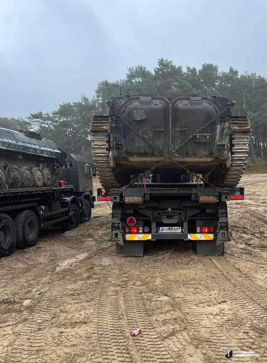 1BLogBydgoszcz's tweet image. @1BLogBydgoszcz realizuje bieżące zadania zgodnie przeznaczeniem. Codziennie pokonujemy setki kilometrów, zabezpieczając działania między innymi na rzecz wojsk operacyjnych. Tym razem wspieramy #7BOW transportując BWP-1. #logistyka