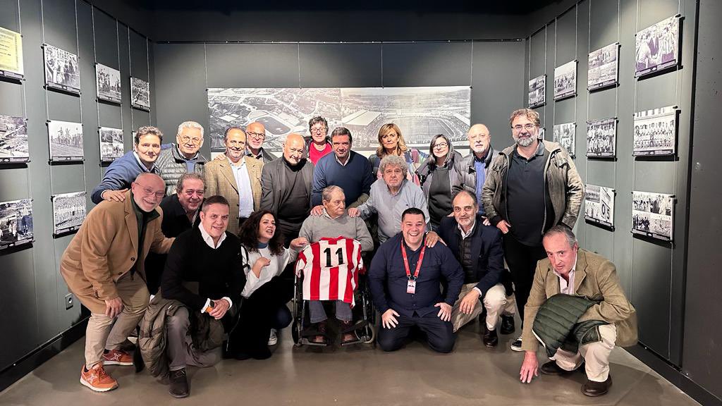 Hoy cumple 90 años Don Enrique Collar.

Vistió y glorificó la #rojiblanca durante 16 temporadas y ostenta el récord histórico de llevar 10 años el brazalete de capitán: ganó -y levantó- 1 Liga, 3 Copas y 1 Recopa de Europa.

Transmítele nuestros abrazos, <a href="/alfredocollarf/">Alfredo Collar</a>