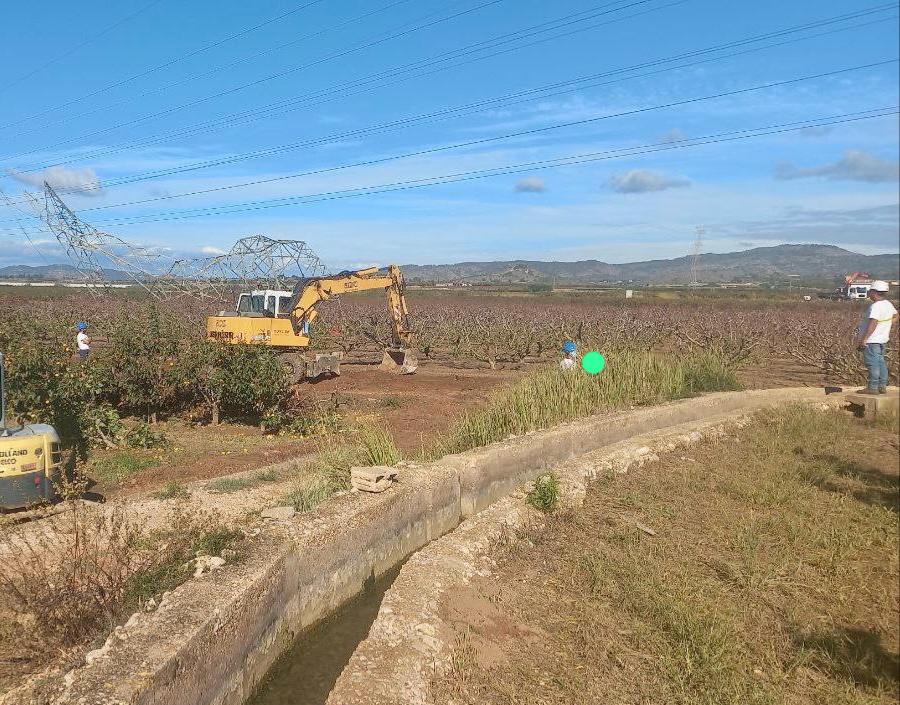 RedElectricaREE's tweet photo. #MoltaForçaValencia | Red Eléctrica sigue y seguirá al lado de los valencianos y valencianas.

Un día más, seguimos trabajando en la provincia de #Valencia para paliar los efectos de la #Dana y reforzar el sistema eléctrico valenciano.

ℹ️ Nuestros equipos ya están desplegando soluciones ágiles de emergencia en las zonas afectadas como  circuitos eléctricos provisionales para robustecer las redes.

➡️Lo logran uniendo líneas existentes de alta tensión mediante nuevos conductores y también acompañados de trabajos de alto grado de especialización de protecciones, control y telecomunicaciones.

➡️Por supuesto, seguimos replanteando soluciones definitivas que llevarán más tiempo.

ℹ️ También están trabajando con maquinaria pesada para acceder a ubicaciones y terrenos que hay que seguir afianzando y para asegurar otras infraestructuras.

➡️Son tareas difíciles que estamos realizando con toda la agilidad posible y siempre priorizando la seguridad de nuestros profesionales.