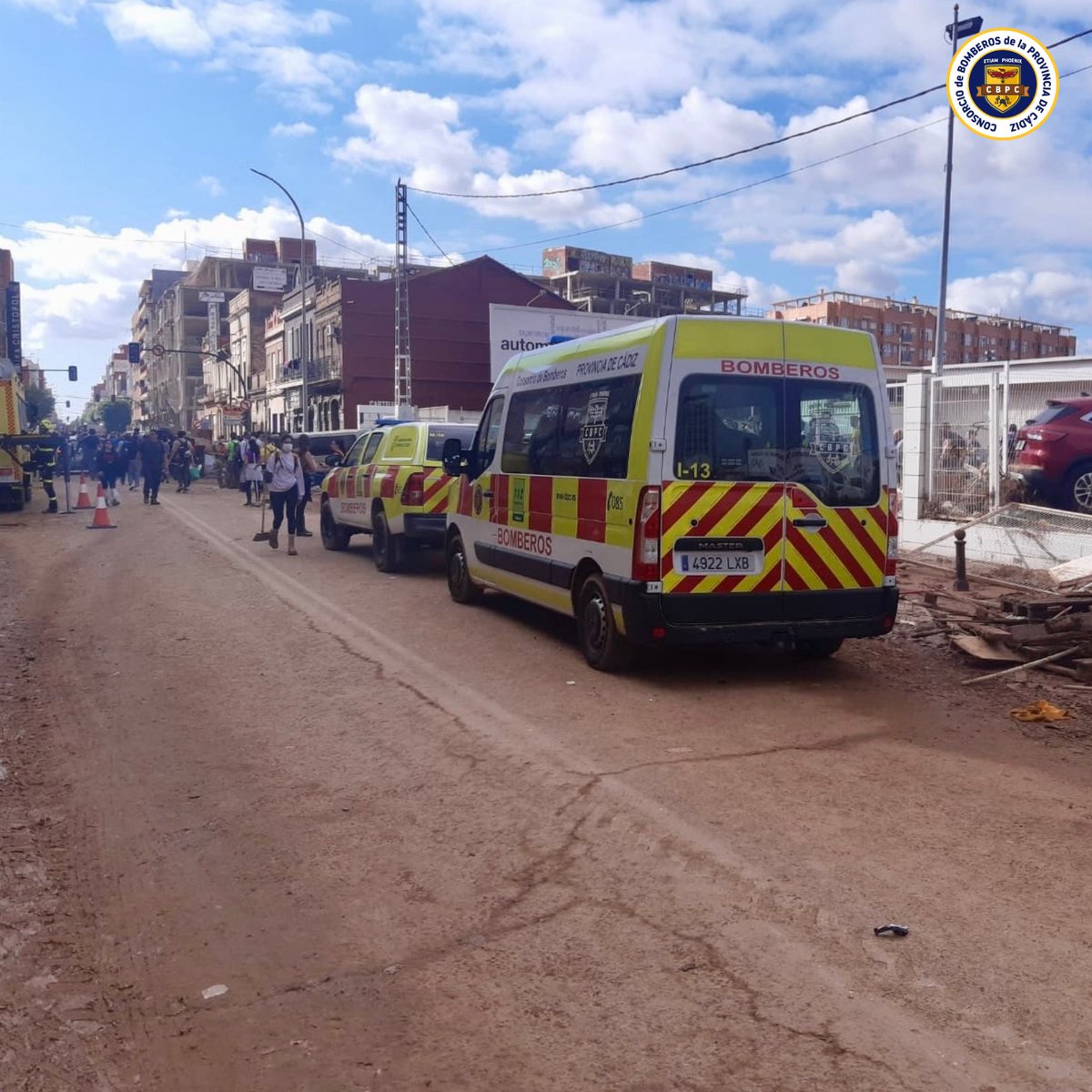 BomberosCbpc's tweet photo. 🚒🧑🏼‍🚒Nuestra dotación del #CBPC continúa trabajando en su segundo día en #Valencia, principalmente realizando labores de retirada de vehículos y escombros de las arterias principales para poder restablecer la circulación

#DANA https://t.co/yTz0FCpcgw