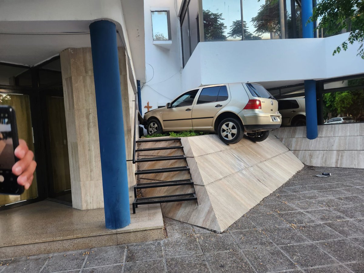 🚔🏢💥🚙 El colmo. Un VW Golf casi entra a la Comisaría N°1 por la ventana. Todo parece indicar que su conductor circulaba por Mtro González y, en el cruce con Mendoza, predio el control, se subió a un importante cantero y se estrelló contra una pared lateral de la dependencia.