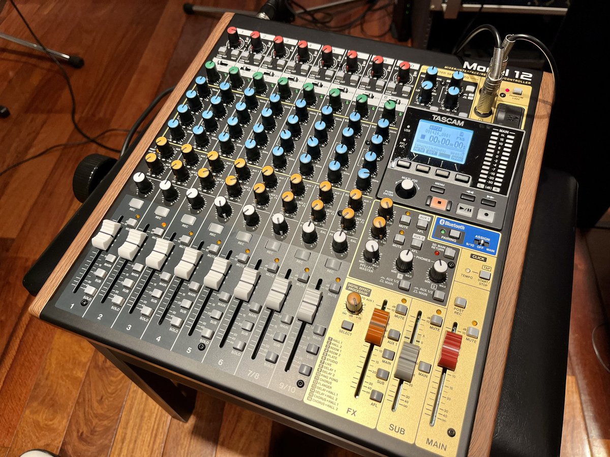 MojeraOfficial's tweet photo. 【mojera】
Vocal Recording
#vocal #recording
#tascam #model12
#mojera #mitsutosuzuki #non https://t.co/GNFx1yPrvW