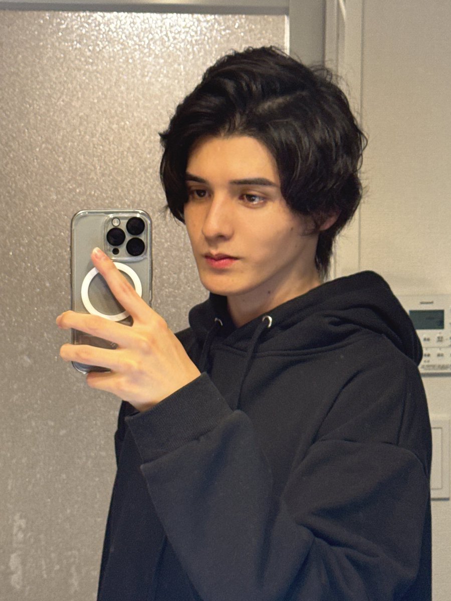 眉毛も髪も整えてきました。