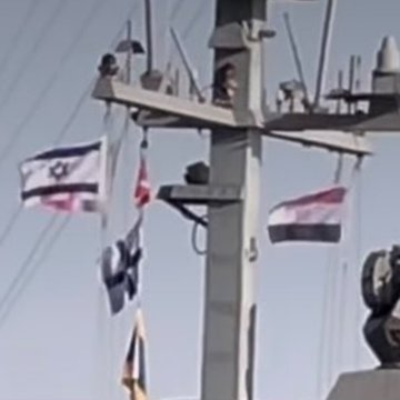 SoftWarNews's tweet photo. Mesir tidak mengizinkan satupun rakyat Palestina di Gaza untuk melewati perbatasan

Mesir kini mengizinkan kapal perang Israel melewati Terusan Suez, dan memberinya perlindungan dan keamanan maksimal https://t.co/rVAzMkvOej