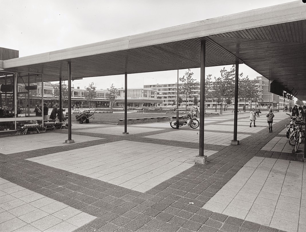 MC_B_J's tweet photo. Weet je nog @Kees_St het Plein 1953 (Rotterdam Pendrecht) https://t.co/qkIIPPrgZp