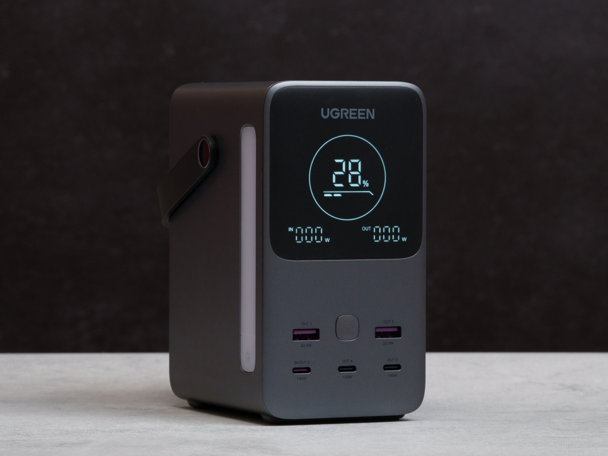 orisusarusan's tweet photo. UGERENのモバイルバッテリーがめちゃくちゃいい。

・iPhoneを10回近く充電できる48000mAh（153.6Wh）バッテリー搭載
・10年以上使えるリン酸鉄リチウムイオンバッテリー
・合計最大300W出力でノートPC3台同時充電
・本体の充電は1.5時間で完了
・ワット数を表示する大型ディスプレイ
・災害時に役立つLEDライト