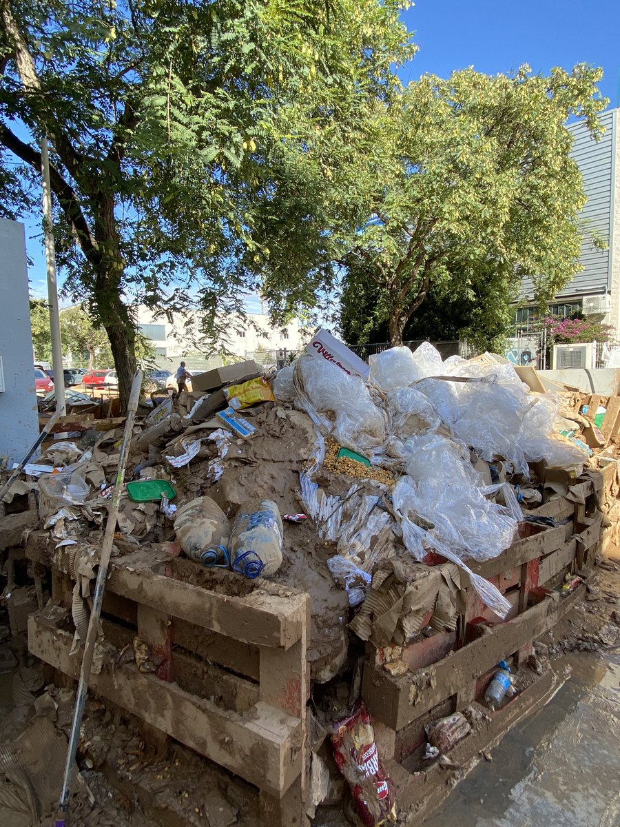 saagso's tweet photo. Al polígon de Picanya Alquería de Moret necessitem que vinguen en una pala i un camió a endur-se el menjar de les naus que s’està podrit, aço ja esta sent insostenible i una emergència sanitària… @apunt_media @bondiacv @apuntnoticies https://t.co/BabCQllOMl