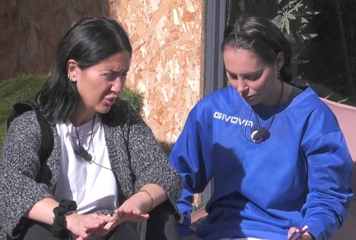 Lorenzo è fragile, non dobbiamo escluderlo, lui ci vuole bene...
 
MV: non vorrei che lunedì passassero per vittime...

Jessica: stava con le lacrime agli occhi

MV: ho 5 anni di teatro li prima lezione è come piangere per finta

Maria Vittoria io ti faccio vince.
#GrandeFratello