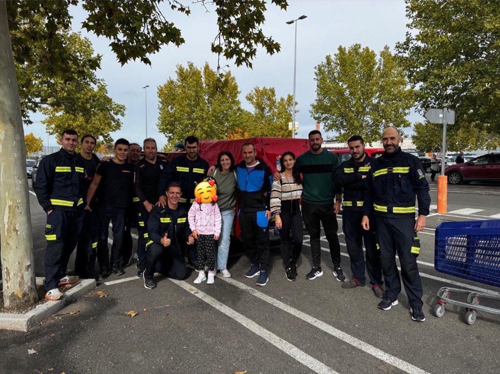 Bomberos_BE's tweet photo. Diario de un bombero.

Increíble, contra más se acerca más conciencia hay de los hechos. Familias regalándonos alimentos en supermercados. Pueblo ayuda al pueblo.🖤

#DANA #Valencia https://t.co/xXIIXaEaTG