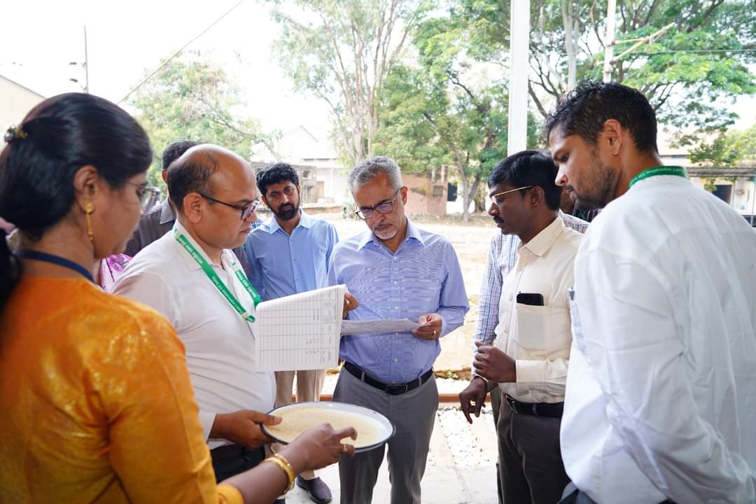 FCISanathnagar's tweet image. Today, Shri Sanjeev Chopra sir, IAS, Secretary, Ministry of Food and Public Distribution, Govt of India visited FCI depot at Sanathnagar ! His visit reinforces our commitment to ensuring food security and efficiency in public distribution. #FoodSecurity #PublicDistribution