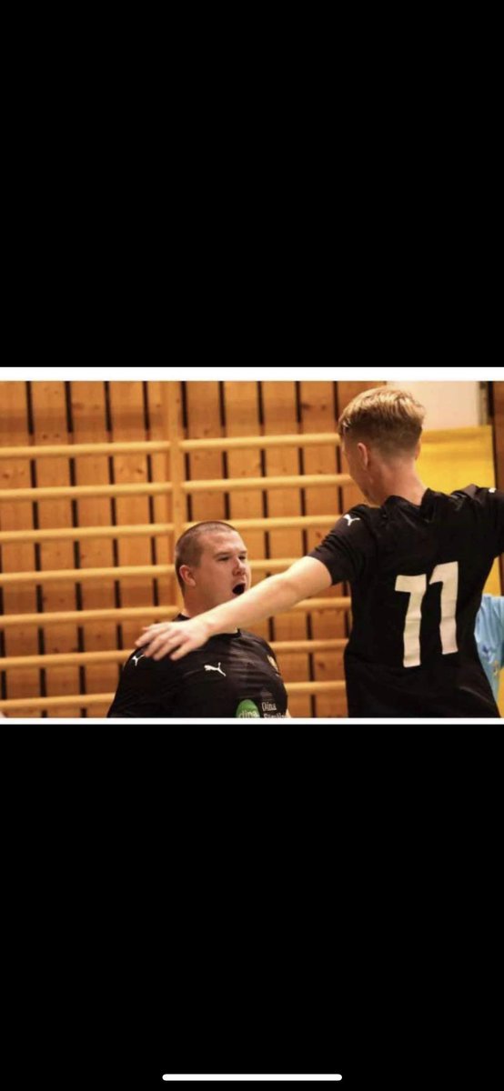 tjenarelarry tweet media