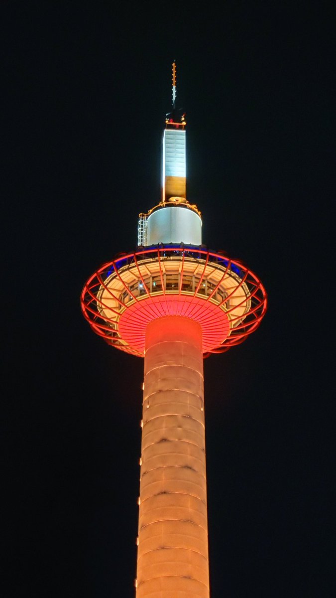 kmtrain732's tweet photo. 今日の京都タワーは、オレンジのライトアップです。オレンジリボン運動の一環らしいです。
＃京都タワー ＃京都駅 ＃オレンジリボン運動 https://t.co/NywgBcIZur