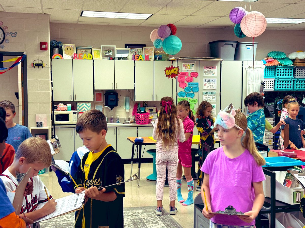 DyannaMotes's tweet image. We played “Find Someone Who…” for our morning meeting to give them a chance to move and share about their week!  It was a Fun change for a Friday! #studentengagement #classroomcommunity @PickettsMillES