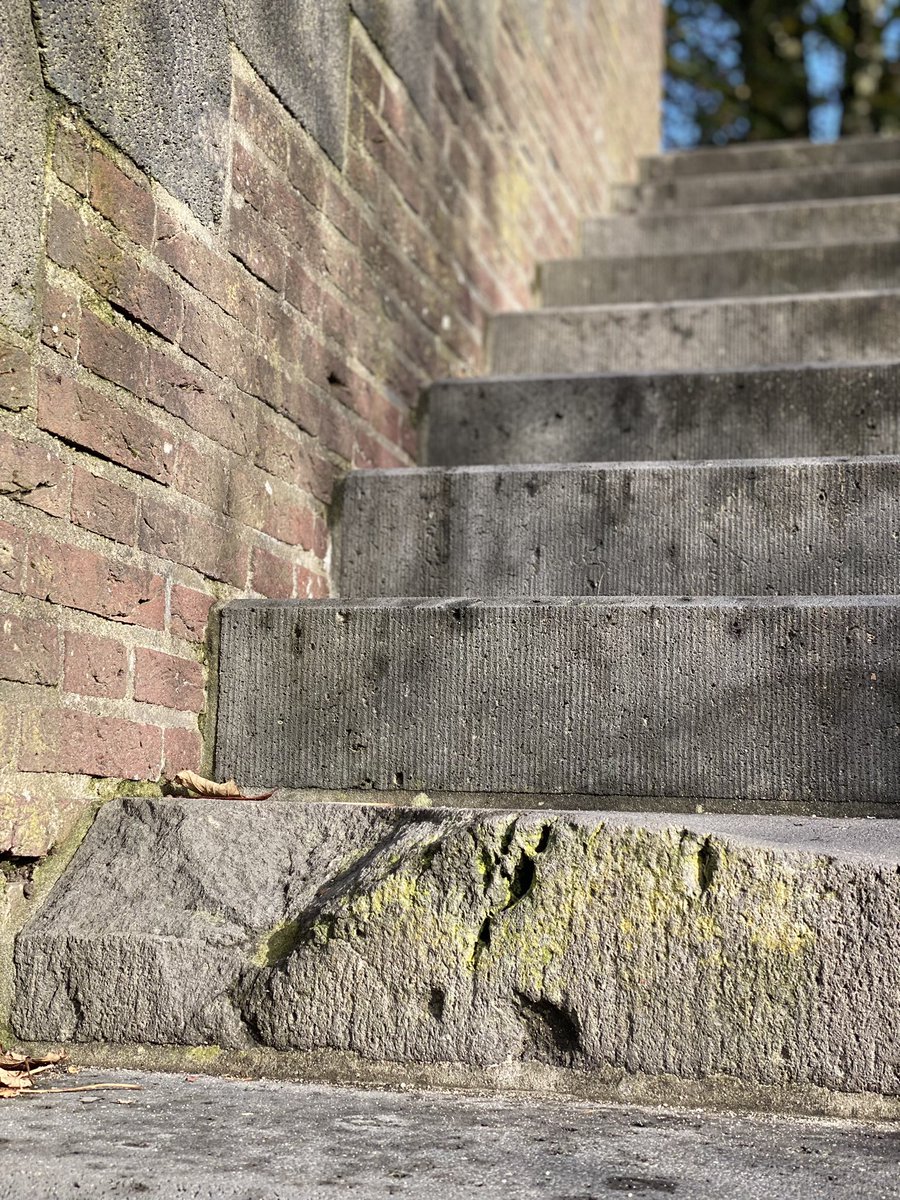 BattlefieldDisc's tweet photo. The stairs at Arnhem Bridge still show war damage 80 years after the battle. A poignant reminder of the ferocity of the fighting here between late 17 and early 21 Sept 1944.
#ww2 #battlefieldtour #marketgarden #1stairbornedivision #johnfrostbridge #arnhembridge https://t.co/q7p0ytfFik