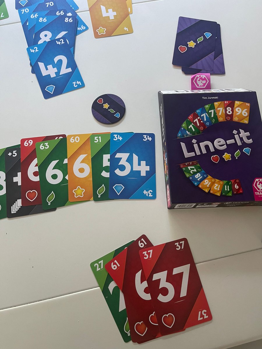 _Owen_Rules_'s tweet photo. Estrenamos #LineIt de @Tranjisgames
Filler con mucha más estrategia de la que parece.
Tenemos que lograr hacer líneas ascendentes o descendentes en números, pero intentando conseguir 3 cartas del mismo color para llevarnos el bote.
¡Chulísimo!
#OwenRules #JuegosdeMesa https://t.co/Vrn52GG7xM