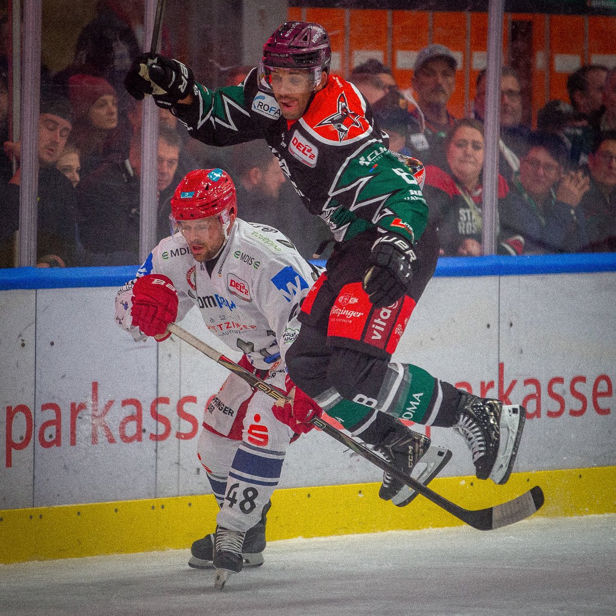 starbulls's tweet photo. Hier kommen unsere Gamepics vom gestrigen Derbysieg gegen den EV Landshut 🏒
👉 präsentiert von der Schattdecor Group
#starbulls #rosenheim #gamepics https://t.co/7FumXr0jZZ