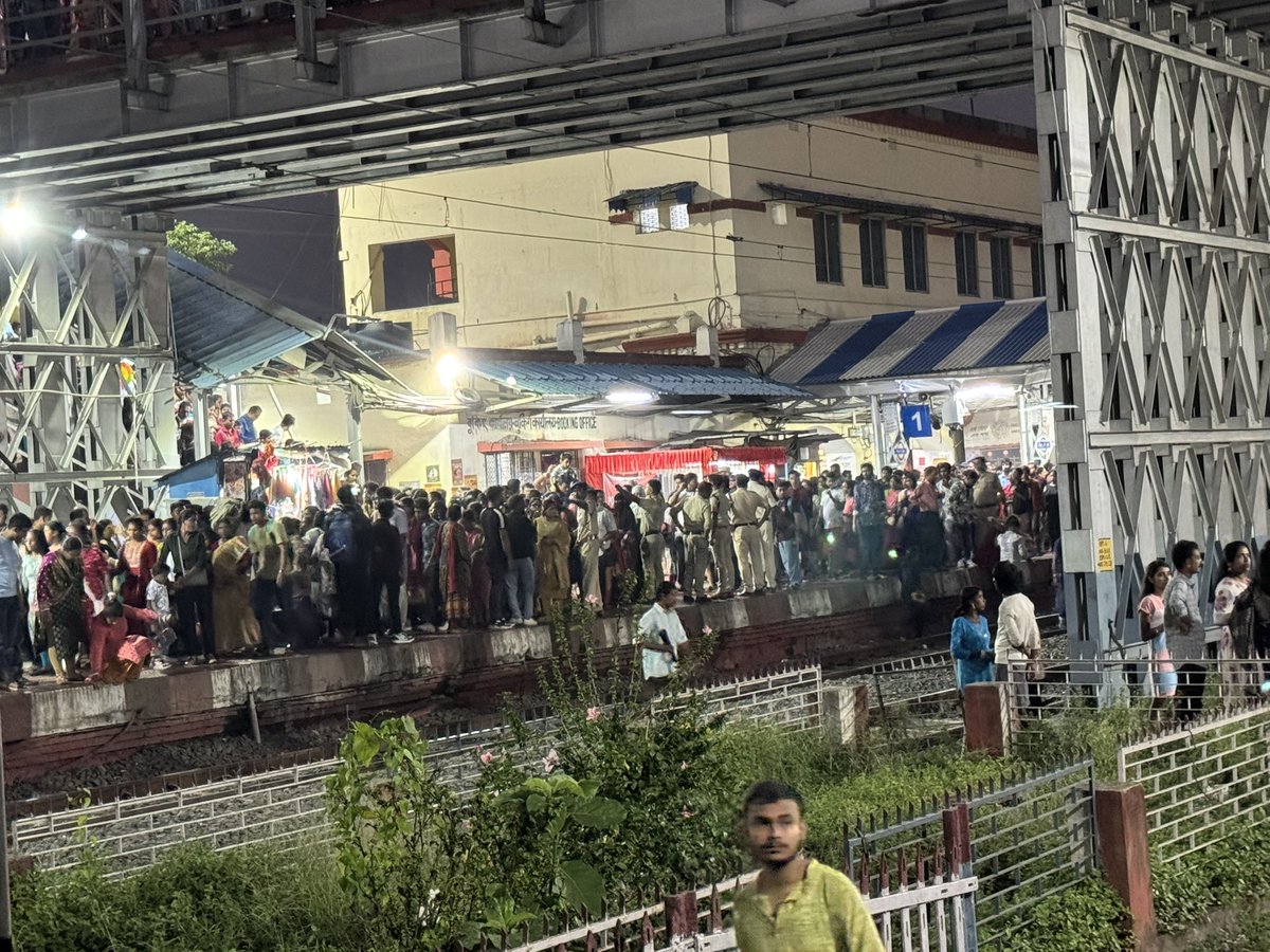 amritmmb's tweet photo. @drmsdah what a wonderful crowd control done by RPF  at Naihati Station people are crossing railway path in front of RPF
Handel the situation as earliest possible @AshwiniVaishnaw @RailMinIndia https://t.co/tRnLwHwZQt