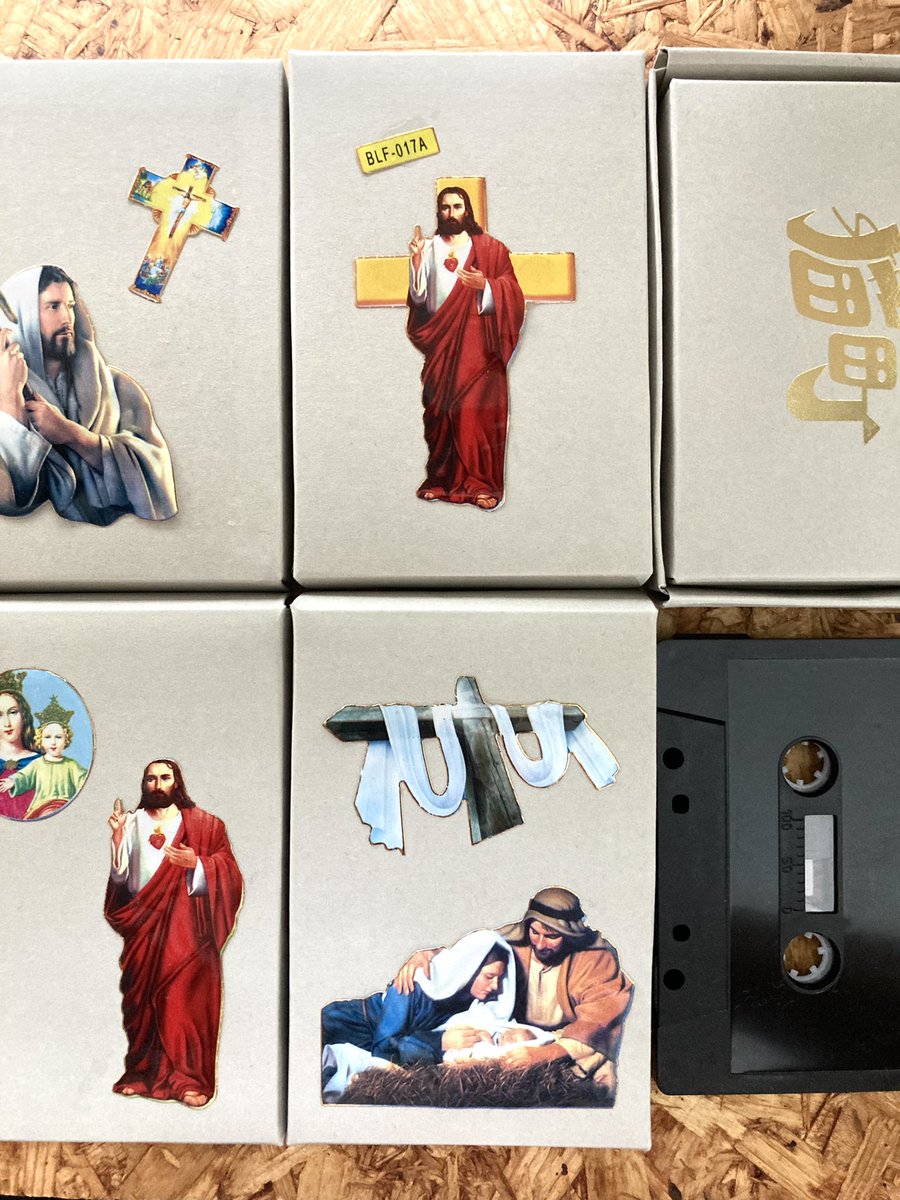 【✝️ジーザスカセット😇】
最近の演奏の音源が入ってるぽいカセットを自作しました。カセットにはロマンがたくさん入ってます。

11/3 神戸space eauuu
11/4 水戸センバヤマスタジオ
と演奏しますのでお近くの方は何卒‼︎神戸は今年3回も行けててほぼ実家です。
今回はシンセ漢気セットでやります🎹