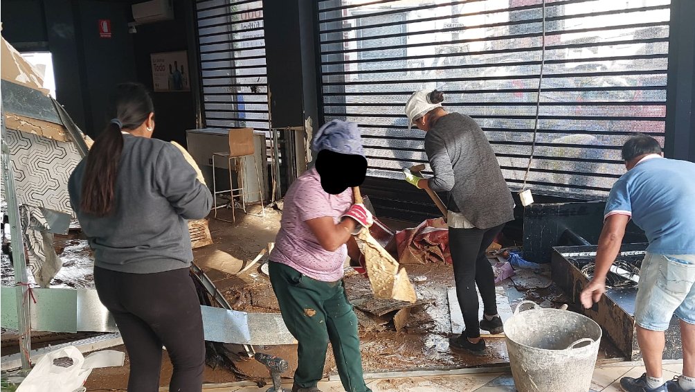 Otro audio, esta vez es mi sobrina: "Tío, porfa, eso que están diciendo que todos los que roban son latinos o árabes mienten, es un BULO. Están currando muchísimo limpiando, en el puesto de comida que hemos montado están trayendo mantas y ayudando. Desmiente eso"

Qué orgullo🥲