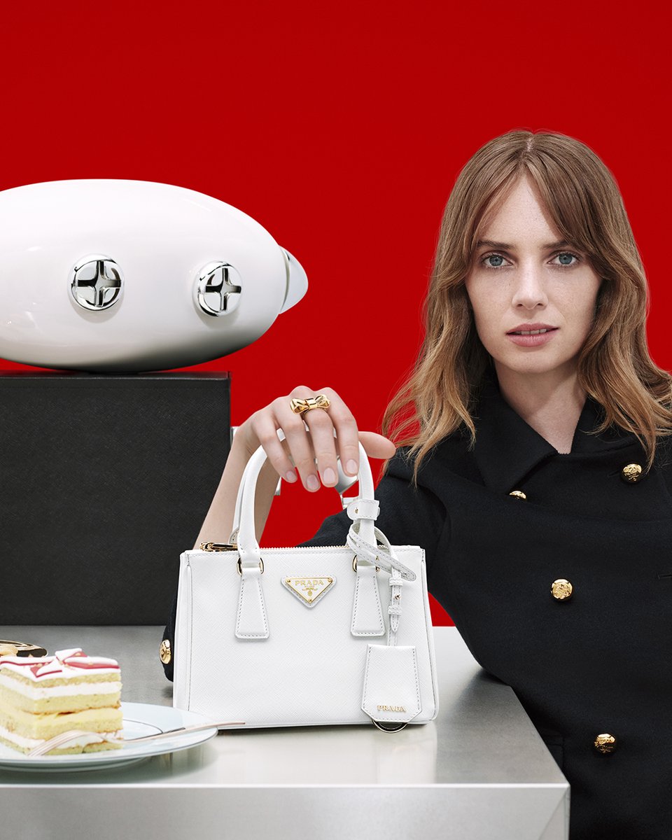 プラダ アンバサダーのマヤ・ホークと「#プラダ トリック」ロボット