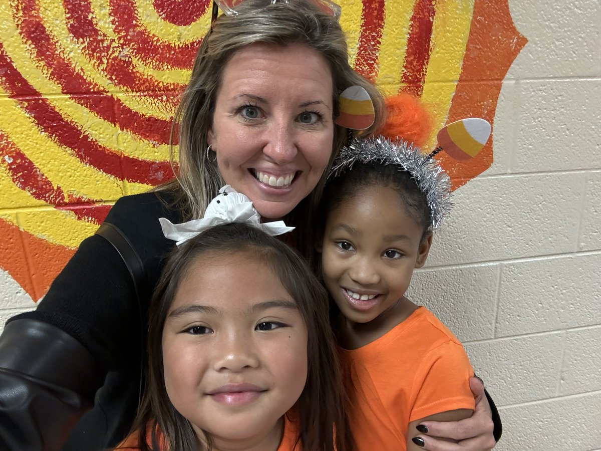 AryStacey's tweet photo. We survived Red Ribbon Week with five full days of fun! Little ones get so excited to see the grown ups having fun too 💙💛 #BlackHawks @WCS_KIDS https://t.co/mEEqJE7mXK