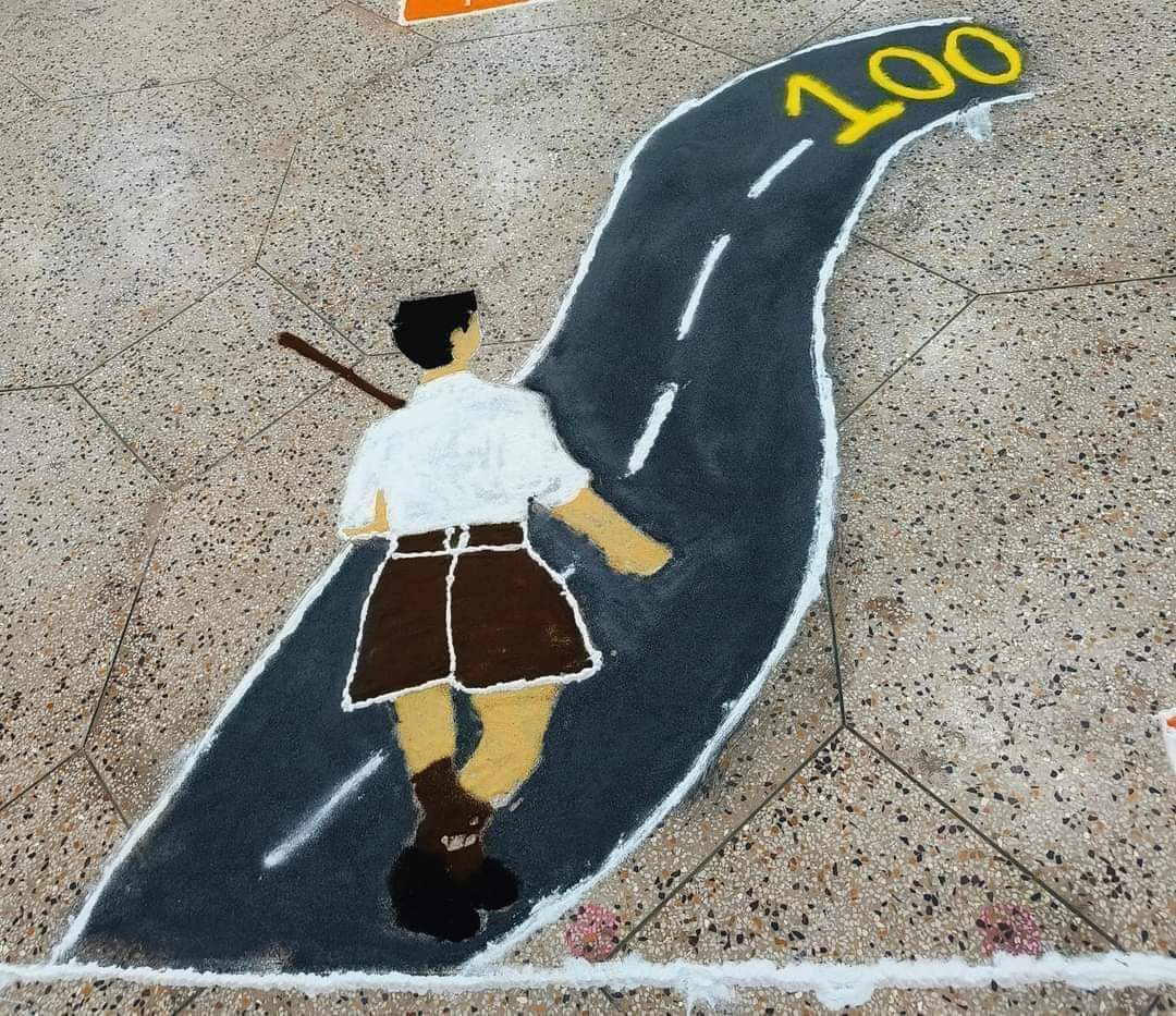 हम विजय की ओर बढ़ते जा रहे
संगठन का भाव भरते जा रहे.....
#rss100