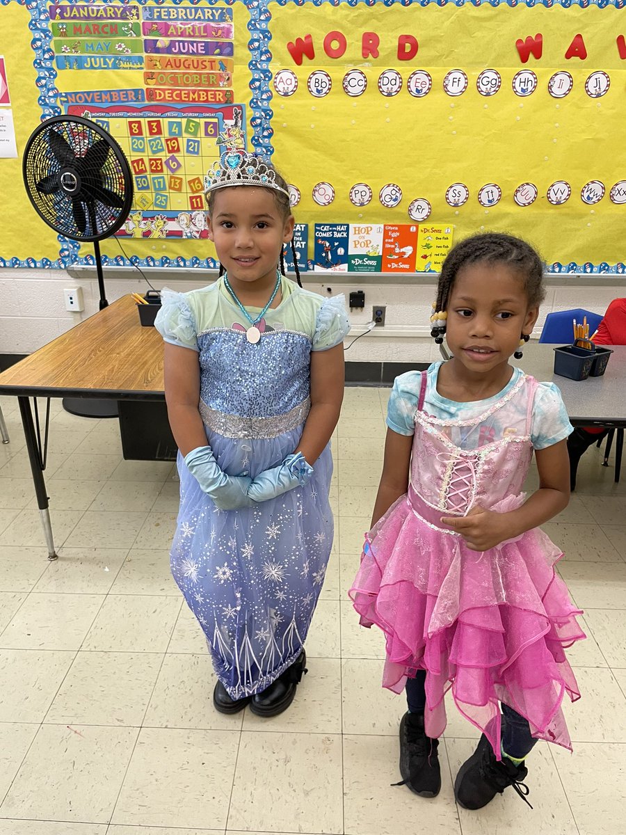BagleyJTElem's tweet image. Ms. Braswell’s class has one of the best parent volunteers ever. She is so loving, giving, caring and intentional with our Bagley Scholars. Check them out all dressed up and ready for a fun day ahead! 🎉✨ #ClassFun #halloween2024 #parentvolunteer