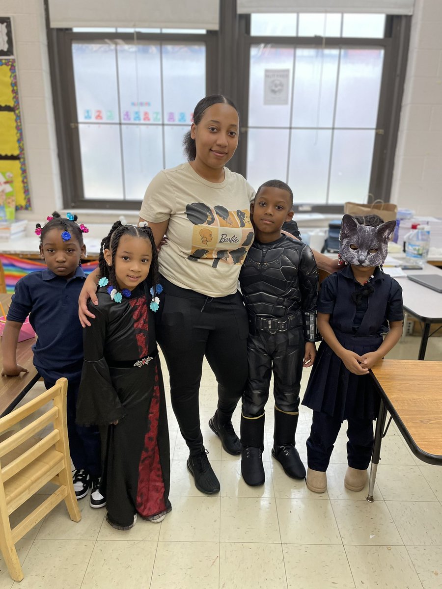 BagleyJTElem's tweet image. Ms. Braswell’s class has one of the best parent volunteers ever. She is so loving, giving, caring and intentional with our Bagley Scholars. Check them out all dressed up and ready for a fun day ahead! 🎉✨ #ClassFun #halloween2024 #parentvolunteer
