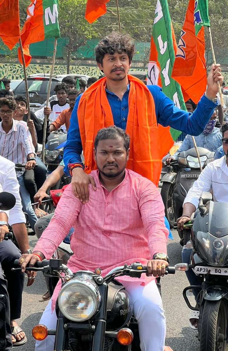 MittaVamsiBJP's tweet image. BJYM రాష్ట్ర ప్రధాన కార్యదర్శి, సోదరుడు @navaneethreddyk గారికి హృదయపూర్వక జన్మదిన శుభాకాంక్షలు

ప్రహ్లాద సమేత శ్రీమత్ ఖాద్రీ లక్ష్మీ నరసింహ స్వామి ఆశీస్సులు మీపై ఎల్లప్పుడూ ఉండాలని కోరుకుంటున్నాను