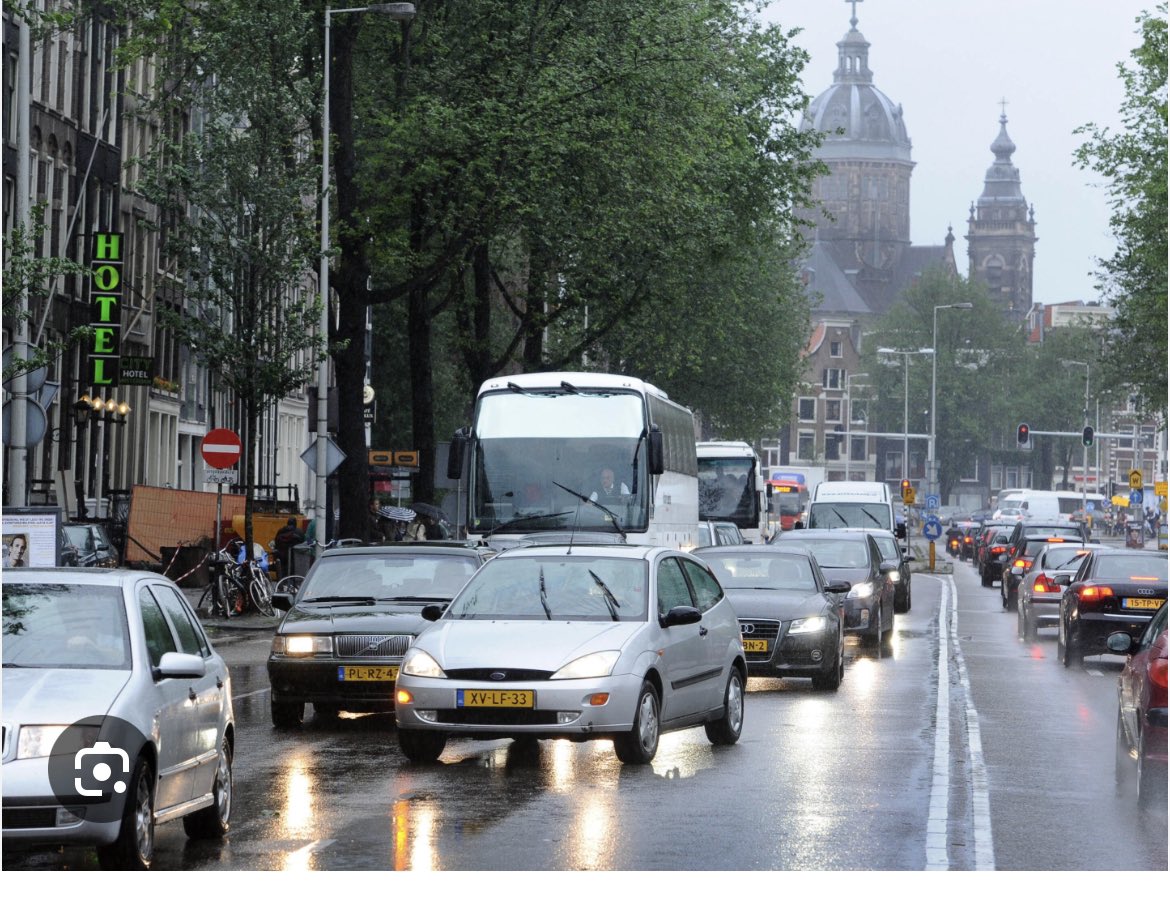 Fietsburgemees1's tweet photo. @RobLute4 In iedere stad of dorp deze plaag #fatcar https://t.co/1cSfGa18lM