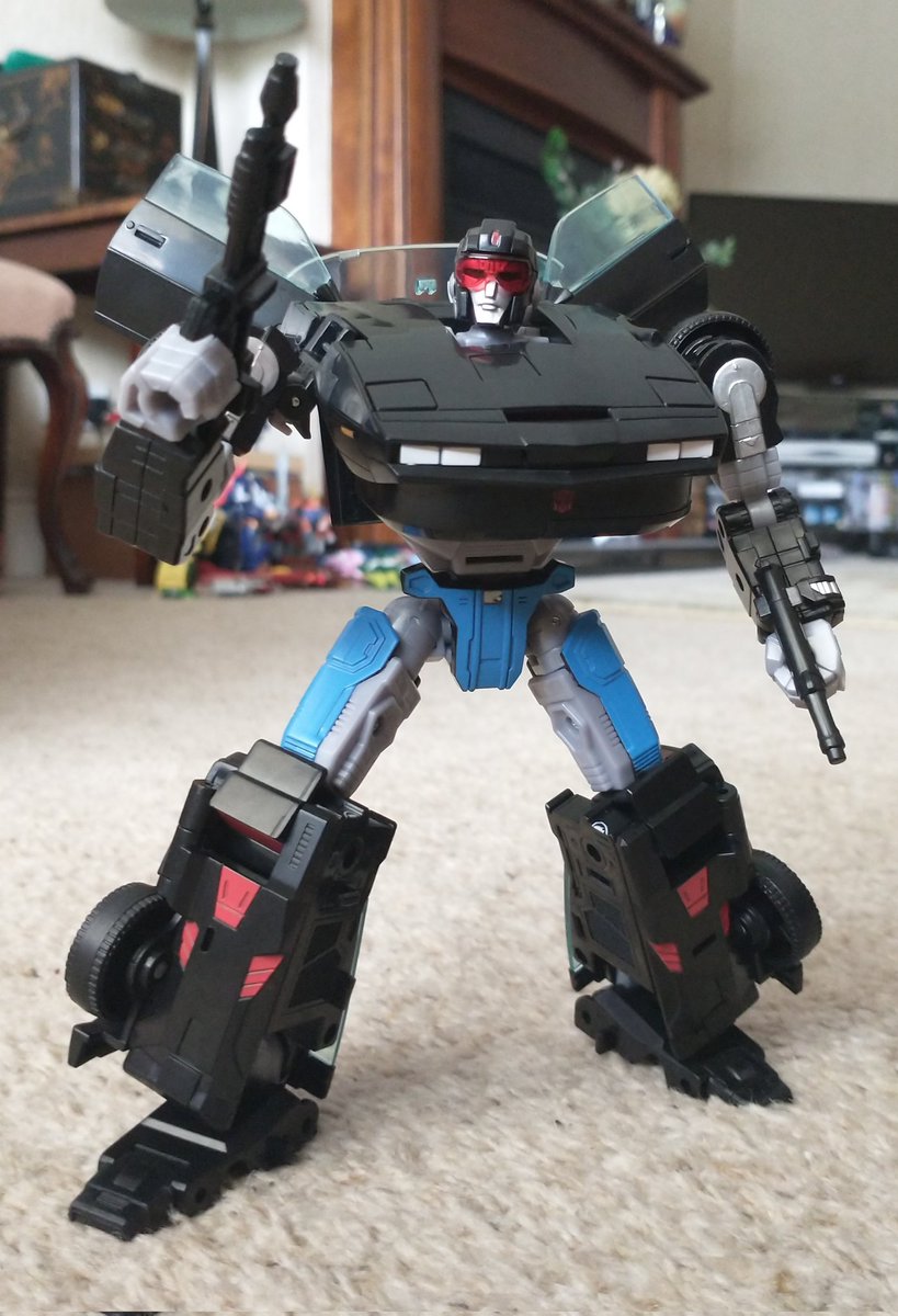 chrismcfeely's tweet photo. A shadowy flight into the world of a 'bot who does not exist! Lovely big fella; the platonic idea of a Diaclone carbot transform, which feels so right for Collabs like this, taking iconic vehicles and bending them into iconic TF shapes. Sad the voice isn't William Daniels tho! https://t.co/do49TLrSVl