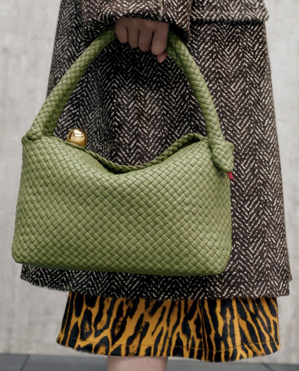 StreetFashion01's tweet photo. Thinking about Bottega’s new snake Bags https://t.co/WgJrvExLg5