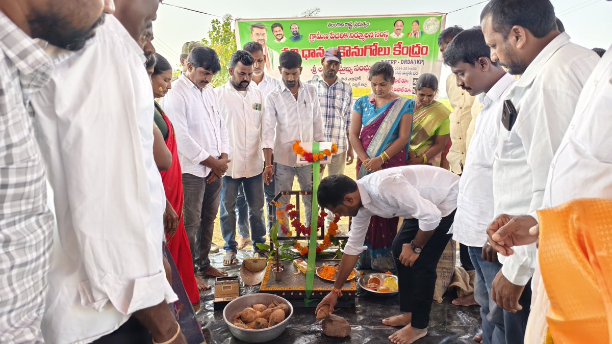 VBhojjuPatel's tweet photo. ఖానాపూర్ మండలం పాత ఎల్లాపూర్ గ్రామంలో ఐకేపీ ఆధ్వర్యంలో నిర్వహిస్తున్న వరి ధాన్యం కొనుగోలు కేంద్రాన్ని శనివారం ఖానాపూర్ నియోజకవర్గ శాసనసభ్యులు @Vedma_Bhojju పటేల్ గారు ప్రారంభించారు.
@Congress4TS
@meeseethakka
@INCTelangana
@IYC
#padicenter #prajaprabuthwam https://t.co/OAxnIZHn4f