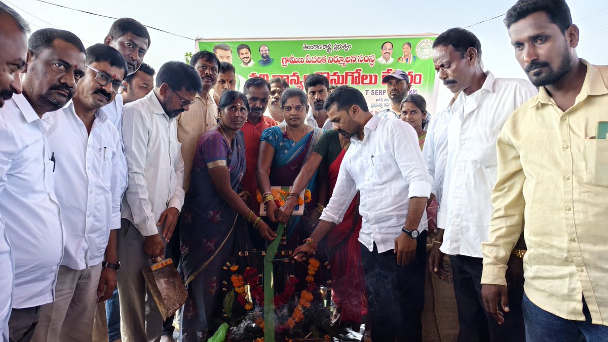 VBhojjuPatel's tweet photo. ఖానాపూర్ మండలం పాత ఎల్లాపూర్ గ్రామంలో ఐకేపీ ఆధ్వర్యంలో నిర్వహిస్తున్న వరి ధాన్యం కొనుగోలు కేంద్రాన్ని శనివారం ఖానాపూర్ నియోజకవర్గ శాసనసభ్యులు @Vedma_Bhojju పటేల్ గారు ప్రారంభించారు.
@Congress4TS
@meeseethakka
@INCTelangana
@IYC
#padicenter #prajaprabuthwam https://t.co/OAxnIZHn4f
