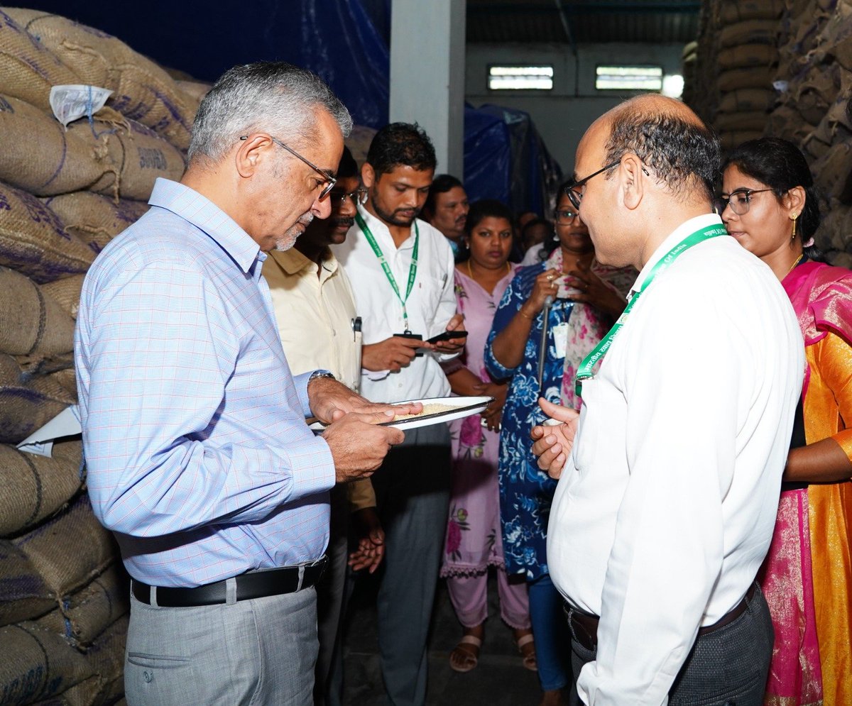 FCISanathnagar's tweet image. आज, श्री संजीव चोपड़ा सर, आईएएस, सचिव, खाद्य एवं सार्वजनिक वितरण मंत्रालय, भारत सरकार ने सनतनगर में भा.खा.नि., भंडारण का दौरा किया। उनका दौरा सार्वजनिक वितरण में खाद्य सुरक्षा और दक्षता सुनिश्चित करने की हमारी प्रतिबद्धता को पुष्ट करता है। #FCI #PublicDistribution