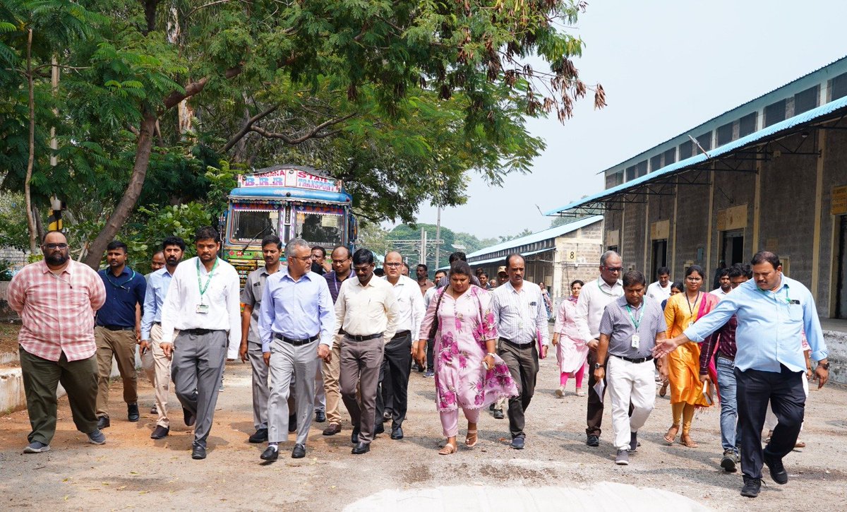 FCISanathnagar's tweet image. आज, श्री संजीव चोपड़ा सर, आईएएस, सचिव, खाद्य एवं सार्वजनिक वितरण मंत्रालय, भारत सरकार ने सनतनगर में भा.खा.नि., भंडारण का दौरा किया। उनका दौरा सार्वजनिक वितरण में खाद्य सुरक्षा और दक्षता सुनिश्चित करने की हमारी प्रतिबद्धता को पुष्ट करता है। #FCI #PublicDistribution