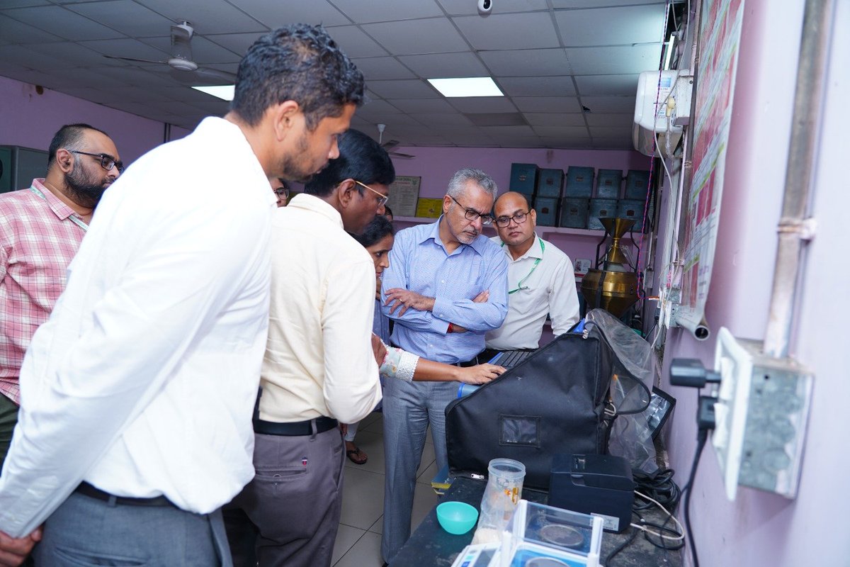 FCISanathnagar's tweet image. आज, श्री संजीव चोपड़ा सर, आईएएस, सचिव, खाद्य एवं सार्वजनिक वितरण मंत्रालय, भारत सरकार ने सनतनगर में भा.खा.नि., भंडारण का दौरा किया। उनका दौरा सार्वजनिक वितरण में खाद्य सुरक्षा और दक्षता सुनिश्चित करने की हमारी प्रतिबद्धता को पुष्ट करता है। #FCI #PublicDistribution