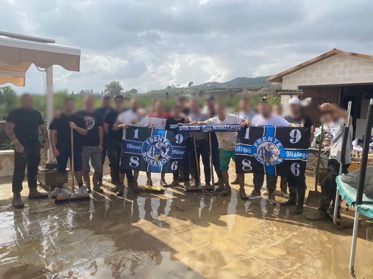 unaRanaBaneada's tweet photo. Solo veo falangistas, voxeros, gente de núcleo nacional, ultras del fútbol y patriotas en general ayudando.

Mientras los políticos se rascan los huevos y los moritos roban.

Está imagen no la van a borrar ni aunque manipulen desde todos los medios de comunicación. https://t.co/18UWRWJHBM