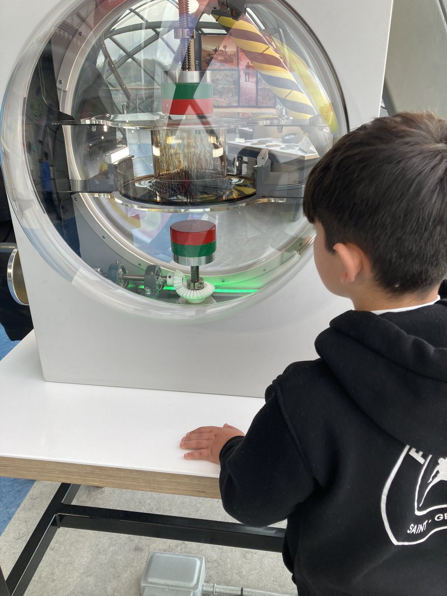 StAmbroseSci's tweet image. Am awesome trip to @gsc1 with some S1 and S2 and their parents/carers yesterday. Learning about the solar system and our place in it and the impact of climate change. #Family #Ambees #STEM #Memories #LearinginFaithHopeLove #BestDayEver #Space #ClimateActionNow