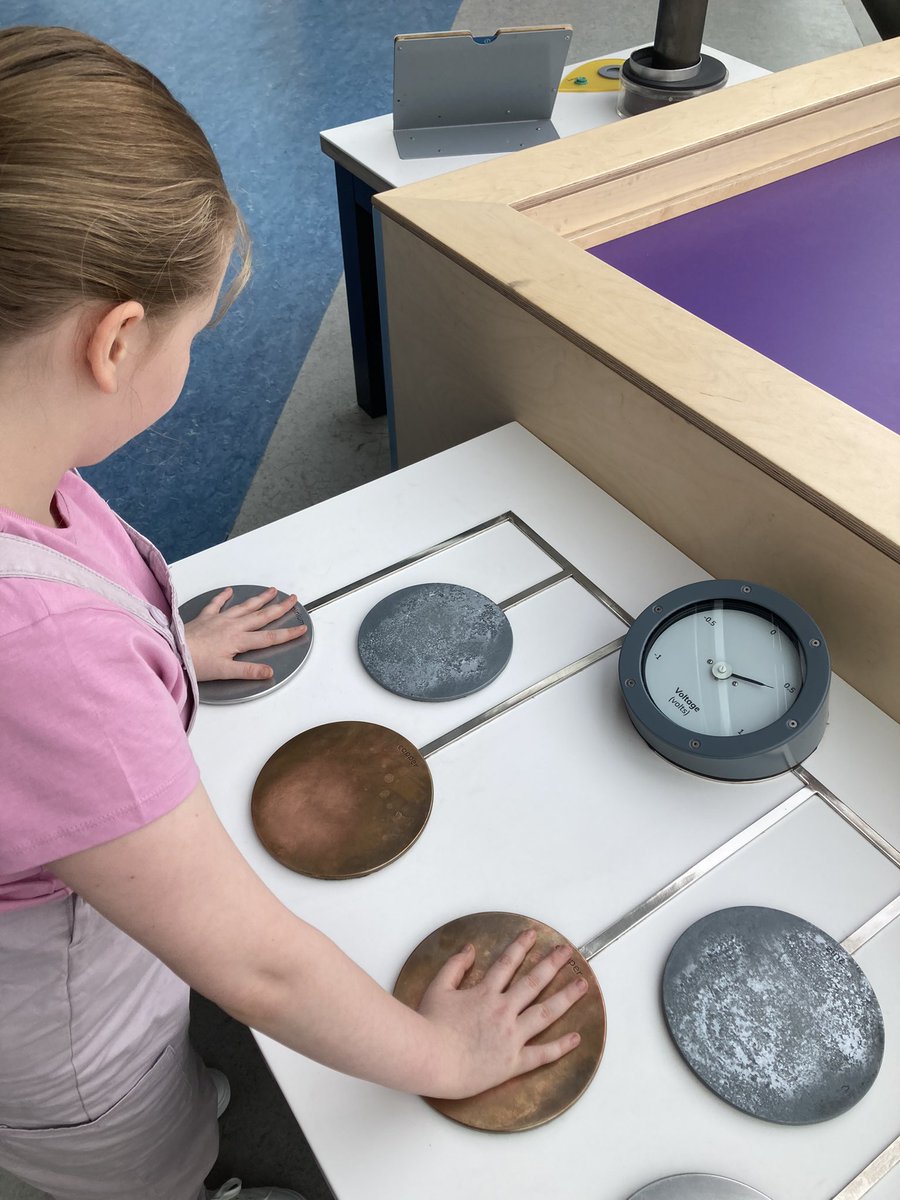 StAmbroseSci's tweet image. Am awesome trip to @gsc1 with some S1 and S2 and their parents/carers yesterday. Learning about the solar system and our place in it and the impact of climate change. #Family #Ambees #STEM #Memories #LearinginFaithHopeLove #BestDayEver #Space #ClimateActionNow