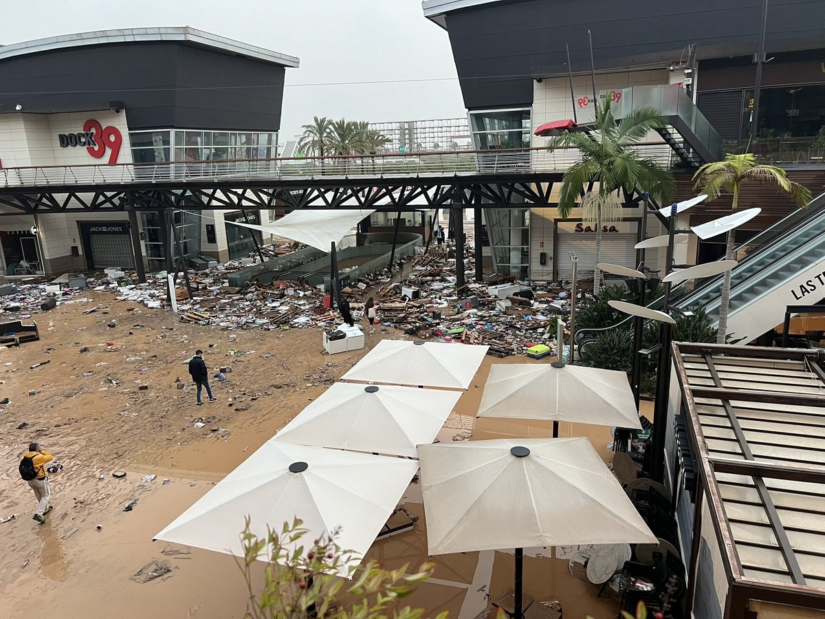 PiquiVcf's tweet image. Me gustaría contactar con los más de 300 trabajadores de Bonaire primero para saber qué están bien y segundo para tomar medidas contra el c.c que sabiendo que Aldaya pidió que se suspendiera todo a las 15 , ellos quisieron seguir abiertos