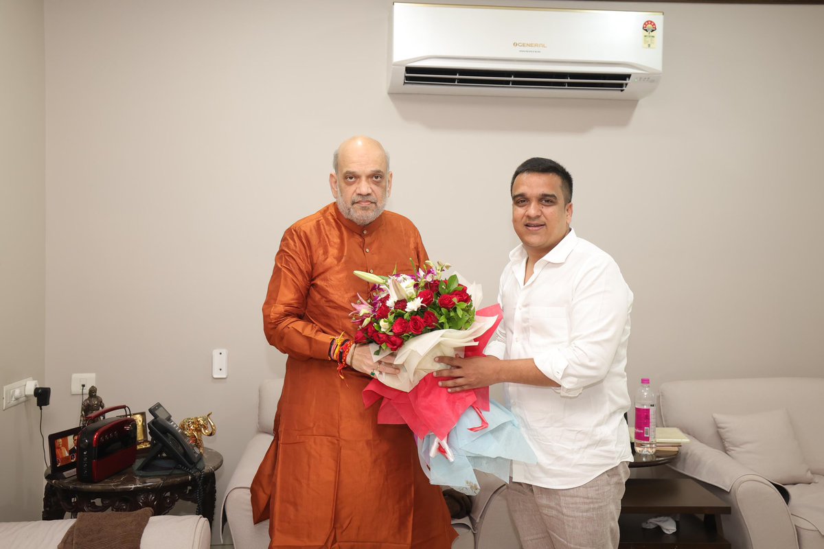 sanghaviharsh's tweet photo. નૂતન વર્ષના પ્રારંભે કાર્યકર્તાઓના પ્રેરણાસ્ત્રોત,કેન્દ્રીય ગૃહ અને સહકારિતા મંત્રી આદરણીય શ્રી @AmitShah સાહેબ સાથે મુલાકાત કરીને નવા વર્ષના આશીર્વાદ લીધા. https://t.co/4q6wgWzi69